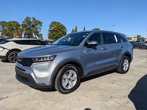 Certified 2023 Kia Sorento LX image 7