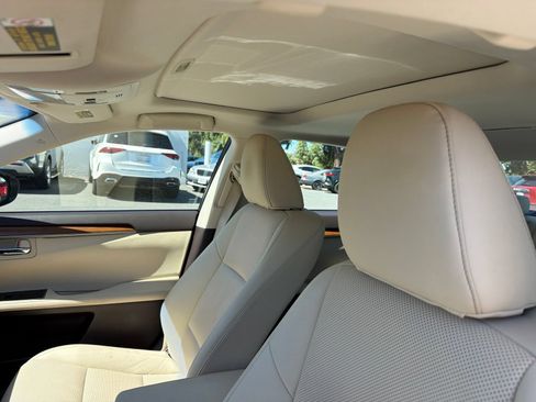 Used 2017 Lexus ES 300h FWD image 10