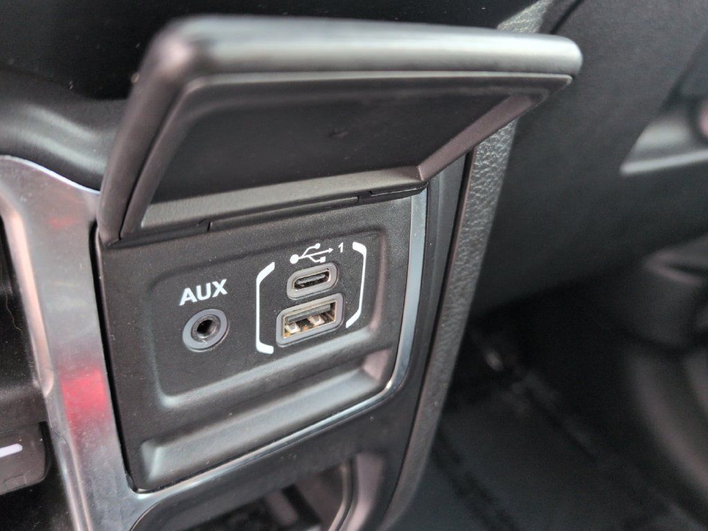Used 2022 Jeep Wrangler Unlimited Sahara w/ Cold Weather Group AWD/4WD image 19