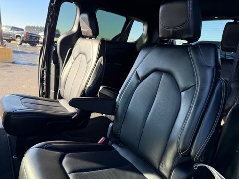 Used 2025 Chrysler Pacifica Select image 18