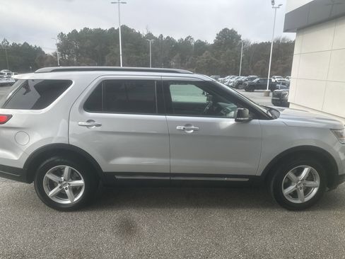 Used 2018 Ford Explorer XLT w/ Equipment Group 202A image 9