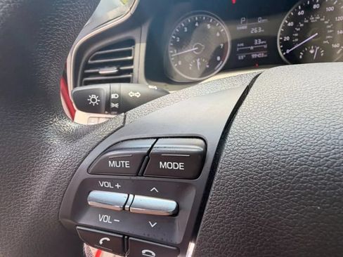 Used 2019 Hyundai Elantra SE FWD image 13