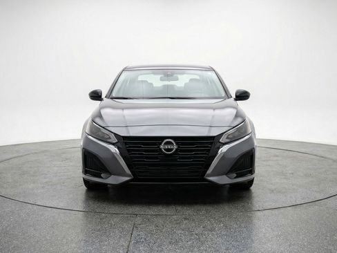 Used 2025 Nissan Altima 2.5 SV FWD image 2