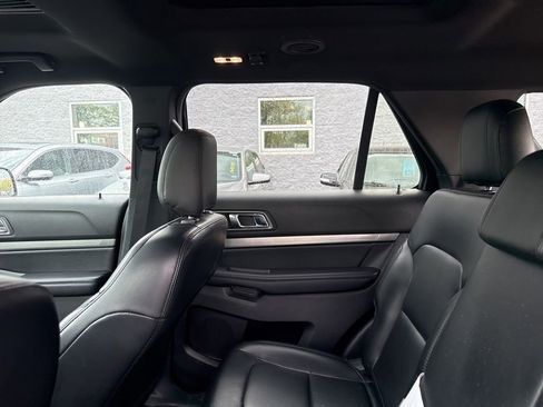 Used 2019 Ford Explorer XLT w/ Equipment Group 202A AWD/4WD image 38