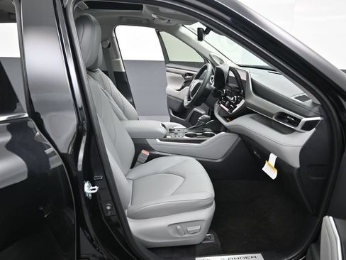 Certified 2026 Toyota Highlander Limited AWD/4WD image 37