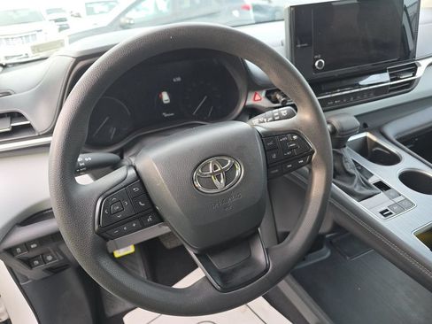 Used 2025 Toyota Sienna LE w/ LE Plus Package FWD image 3