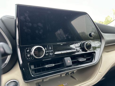 Used 2023 Toyota Highlander Limited image 12