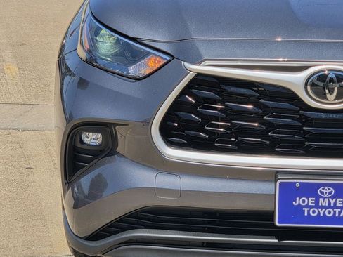 Used 2025 Toyota Highlander LE FWD image 5