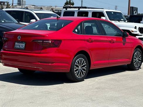 Used 2020 Volkswagen Jetta SE w/ SE Cold Weather Package FWD image 3