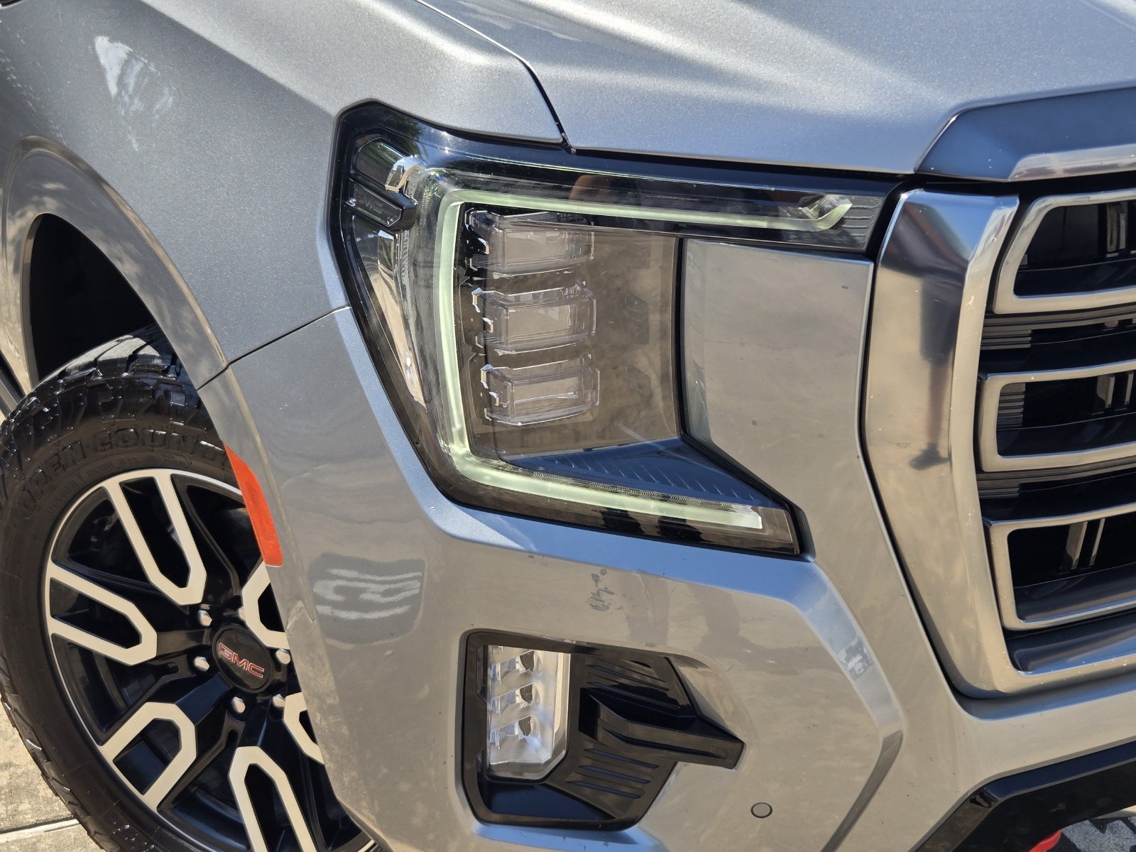 Used 2024 GMC Yukon AT4 w/ AT4 Premium Package AWD/4WD image 9