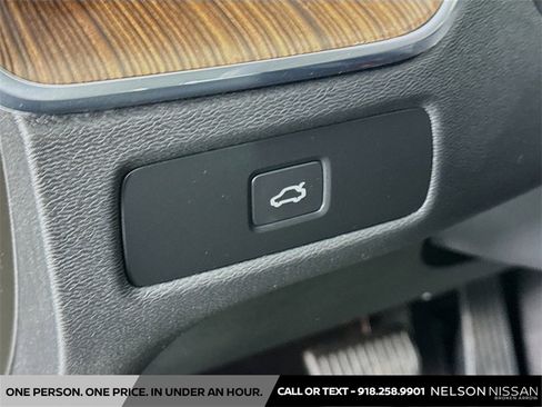 Used 2023 Volvo XC60 B5 Ultimate w/ Climate Package image 10