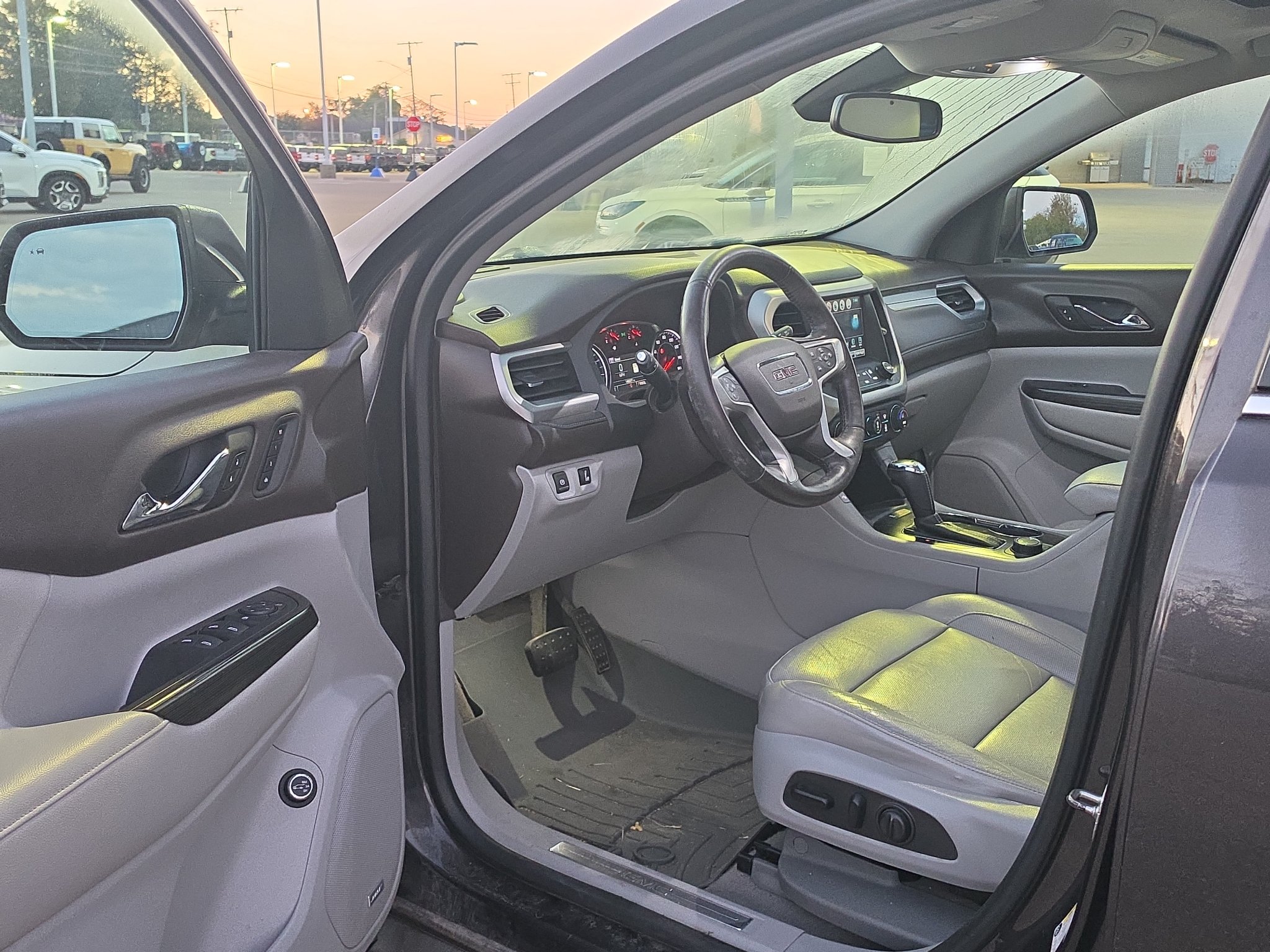 Used 2017 GMC Acadia SLT AWD/4WD image 9