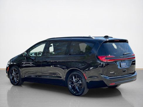 New 2026 Chrysler Pacifica Limited FWD image 5