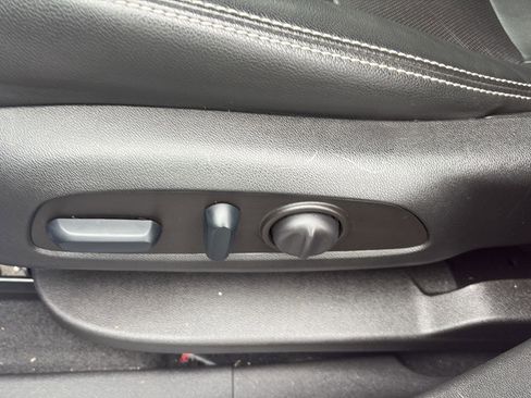 Used 2023 GMC Terrain SLT image 13