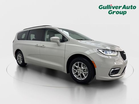 Used 2021 Chrysler Pacifica Touring FWD image 12