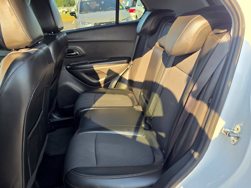 Used 2022 Chevrolet Trax LT w/ LT Convenience Package FWD image 30