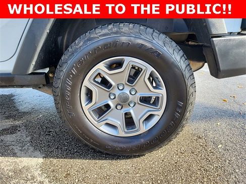 Used 2015 Jeep Wrangler Unlimited Rubicon w/ Connectivity Group image 31