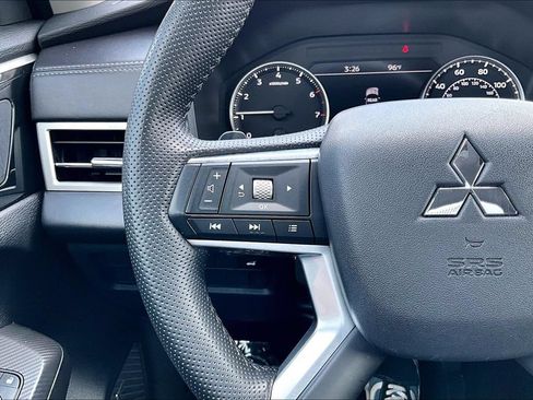 Used 2025 Mitsubishi Outlander SE FWD image 11