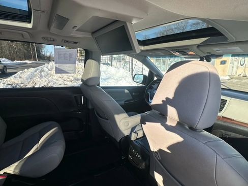 Used 2015 Toyota Sienna Limited image 31