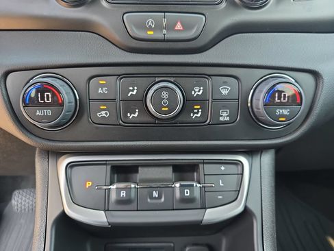 Used 2024 GMC Terrain SLT w/ Infotainment Package II AWD/4WD image 25