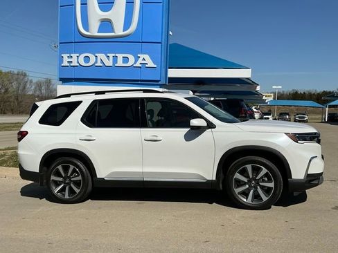 Used 2025 Honda Pilot Touring image 2