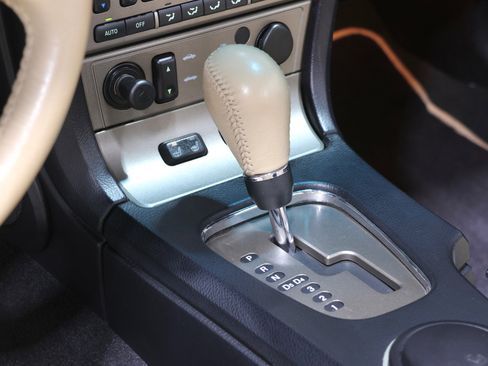 Used 2005 Ford Thunderbird image 21