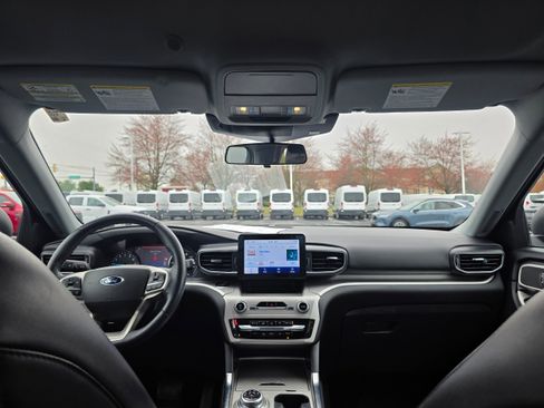 Used 2022 Ford Explorer XLT w/ Equipment Group 202A image 12