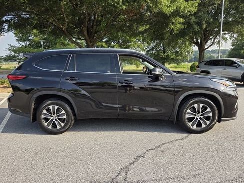 Used 2021 Toyota Highlander XLE AWD/4WD image 9