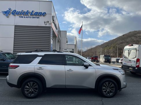 Used 2022 Nissan Pathfinder SV image 4