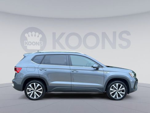 Used 2024 Volkswagen Taos SE w/ Panoramic Sunroof Package FWD image 17