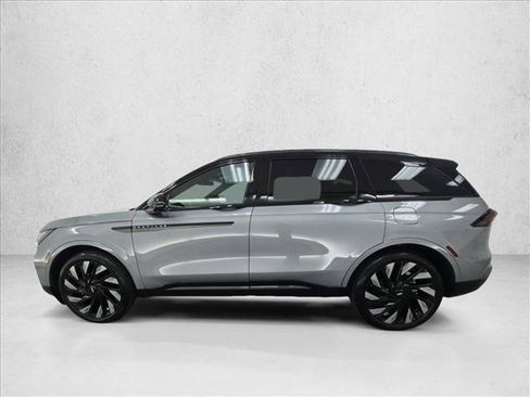 Used 2024 Lincoln Nautilus Reserve w/ Equipment Group 202A AWD/4WD image 9
