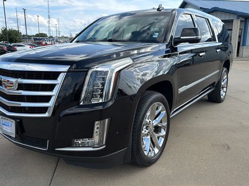 Used 2019 Cadillac Escalade ESV Premium Luxury AWD/4WD image 3