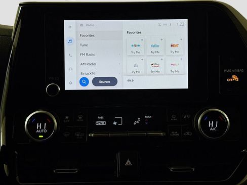 Used 2023 Toyota Highlander LE image 10