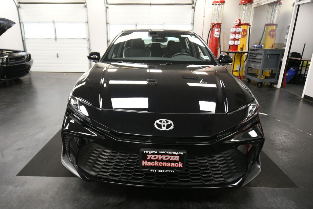 Used 2025 Toyota Camry SE w/ Convenience Package AWD/4WD image 3