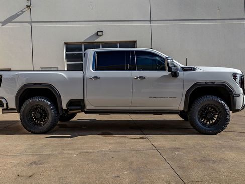 Used 2024 GMC Sierra 2500 Denali Ultimate AWD/4WD image 11