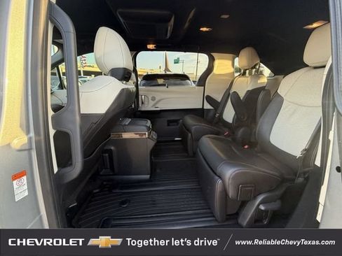 Used 2025 Toyota Sienna Platinum AWD/4WD image 31