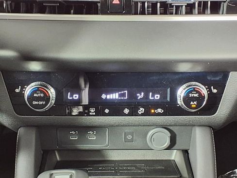 Used 2025 Mitsubishi Outlander SE image 18