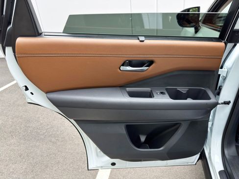 Used 2025 Nissan Pathfinder Platinum FWD image 44