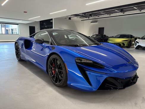 Used 2023 McLaren Artura RWD image 6