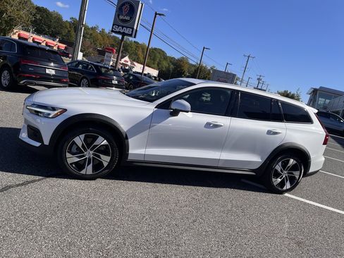 Certified 2024 Volvo V60 B5 Cross Country Plus image 4