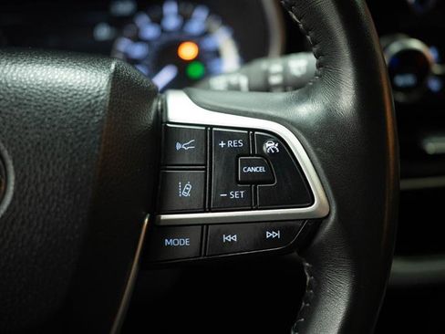Used 2024 Toyota Highlander XLE AWD/4WD image 26