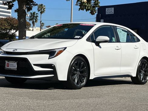 Used 2025 Toyota Corolla SE w/ Convenience Package image 8