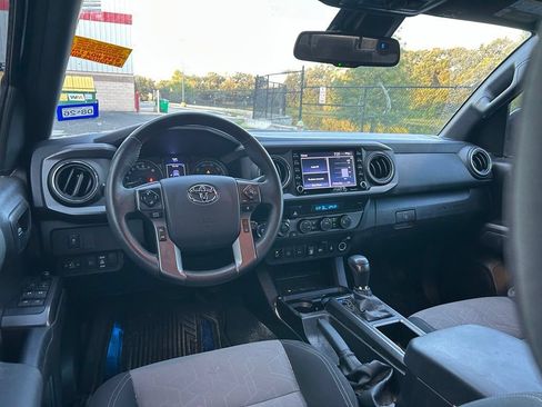 Used 2023 Toyota Tacoma TRD Off-Road w/ Technology Package AWD/4WD image 12
