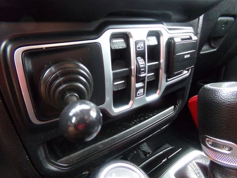 Used 2021 Jeep Gladiator Sport image 15