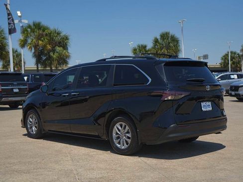 Used 2023 Toyota Sienna XLE FWD image 4