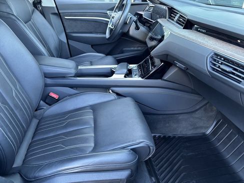 Used 2019 Audi e-tron Prestige w/ Prestige Package AWD/4WD image 28
