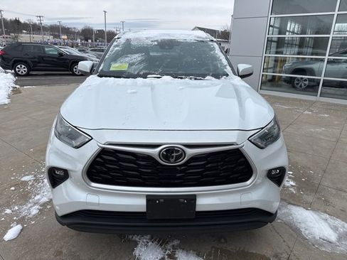Used 2022 Toyota Highlander XLE image 2