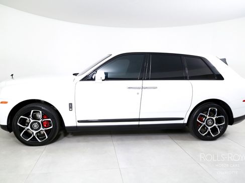Used 2021 Rolls-Royce Cullinan Black Badge image 3