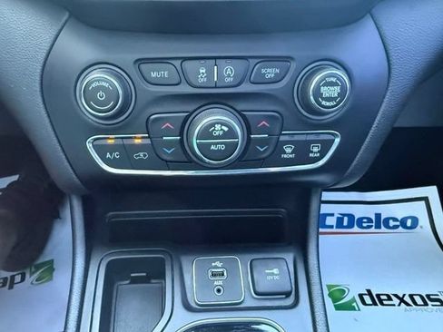 Used 2019 Jeep Cherokee Limited FWD image 31
