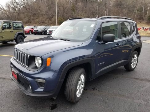 Certified 2022 Jeep Renegade Latitude w/ Convenience Group AWD/4WD image 3